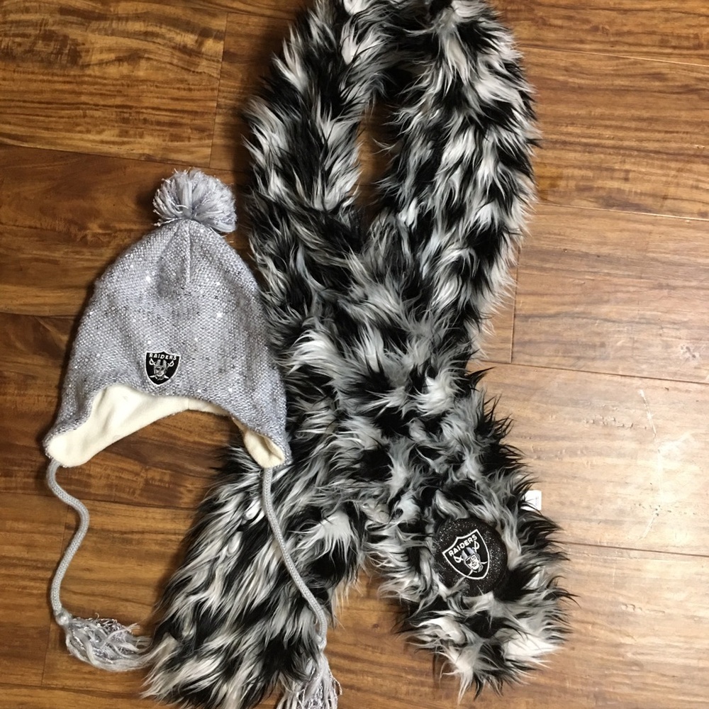 Las Vegas Raiders Knit Hat and faux fur Scarf Set